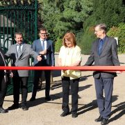 People cutting a ribbon in front of the rebuilt Art Nouveau entrance gate at Tierpark Hagenbeck