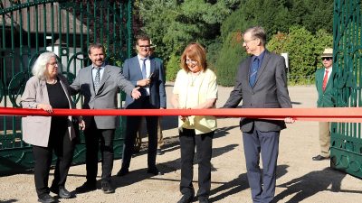 People cutting a ribbon in front of the rebuilt Art Nouveau entrance gate at Tierpark Hagenbeck