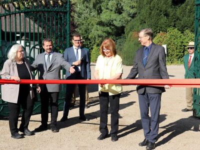 People cutting a ribbon in front of the rebuilt Art Nouveau entrance gate at Tierpark Hagenbeck