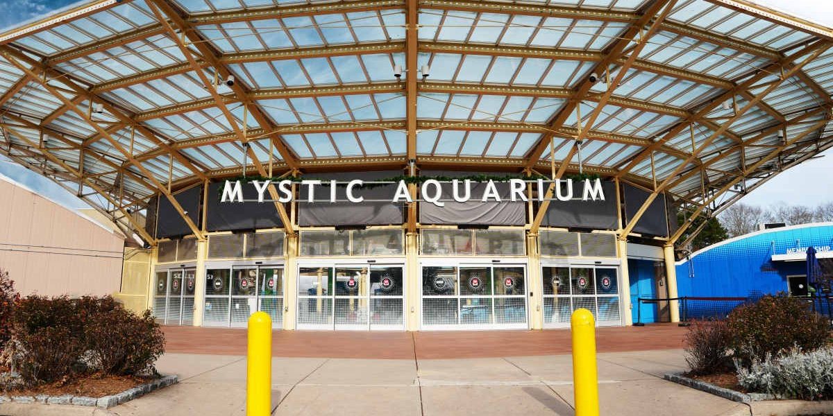 The entrance to Mystic Aquarium on a clear day